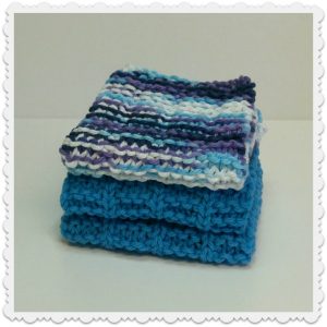 lavettes teintes de blanc, bleu et violet