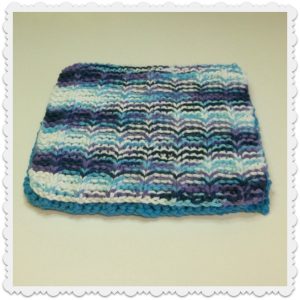 lavettes teintes de blanc, bleu et violet